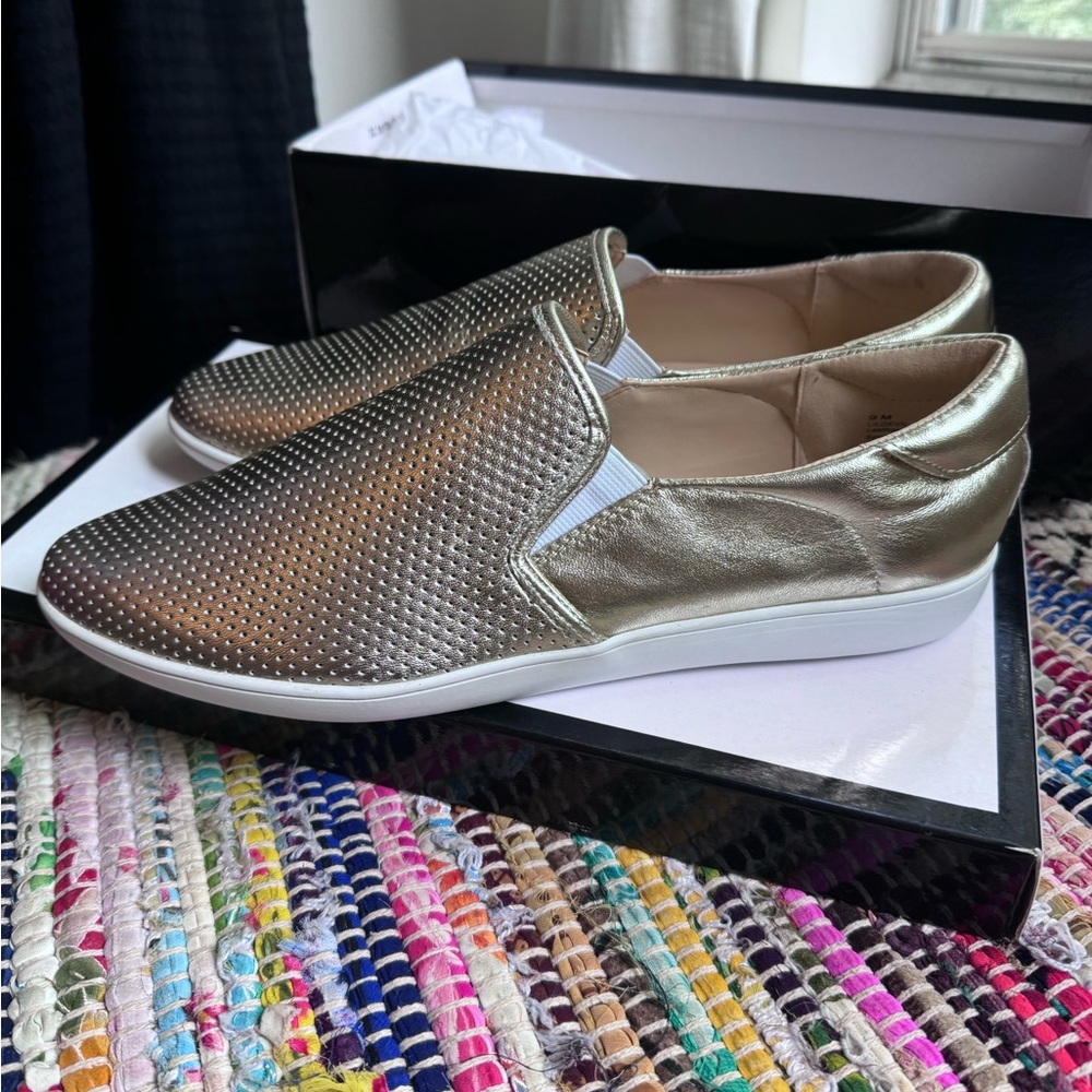 Brand -Nine West
Condition -New with Box Size -9 Woman